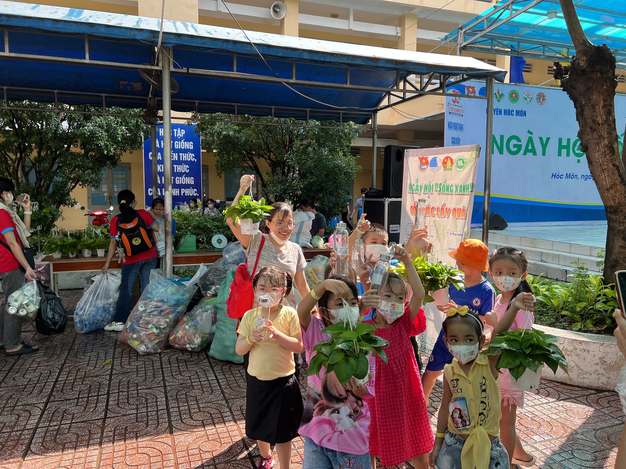 Học sinh l&agrave;m tuy&ecirc;n truyền vi&ecirc;n bảo vệ m&ocirc;i trường - Ảnh 3.