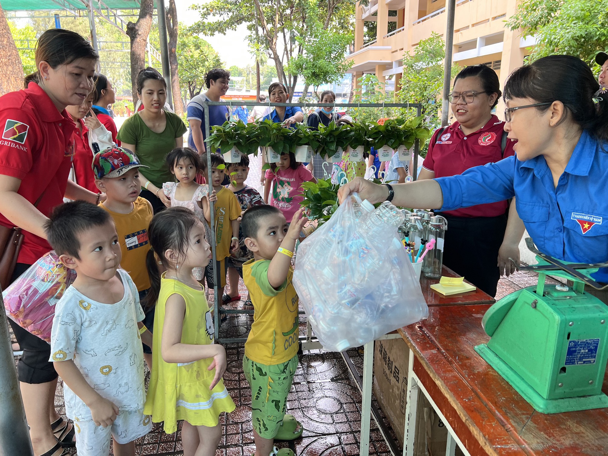 Học sinh l&agrave;m tuy&ecirc;n truyền vi&ecirc;n bảo vệ m&ocirc;i trường - Ảnh 2.