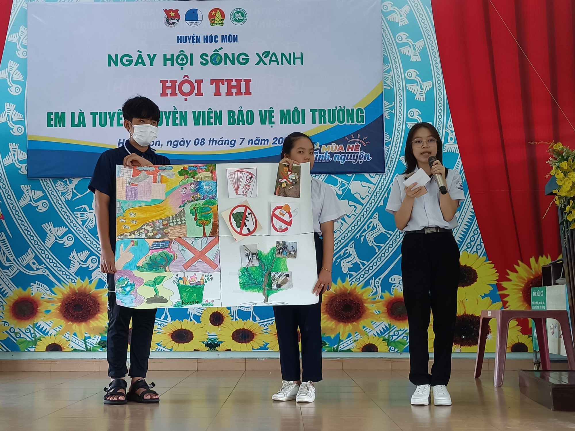 Học sinh l&agrave;m tuy&ecirc;n truyền vi&ecirc;n bảo vệ m&ocirc;i trường - Ảnh 9.