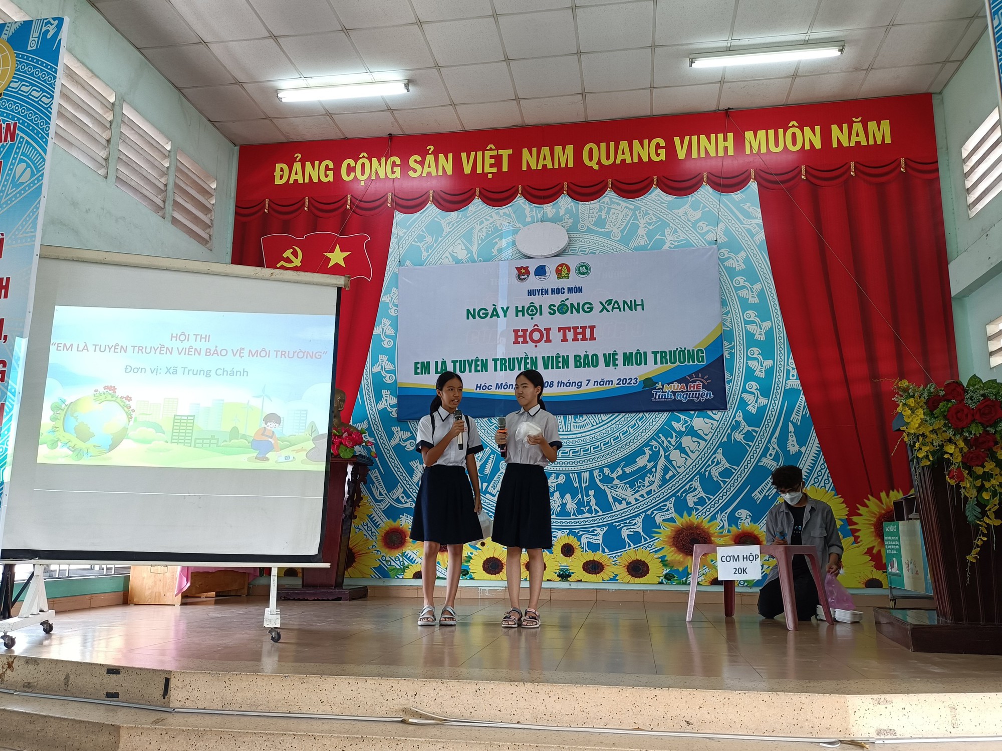 Học sinh l&agrave;m tuy&ecirc;n truyền vi&ecirc;n bảo vệ m&ocirc;i trường - Ảnh 8.