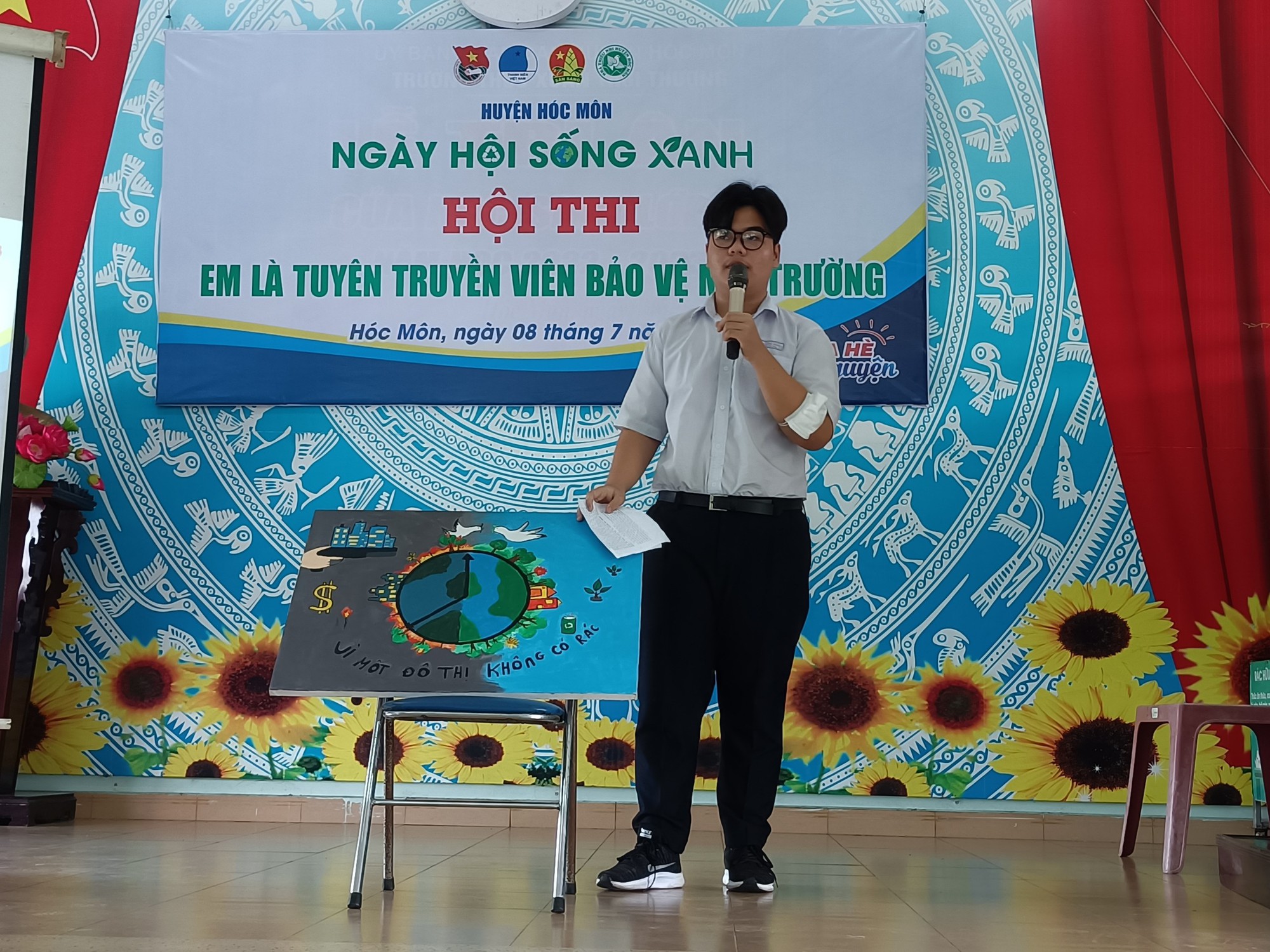 Học sinh l&agrave;m tuy&ecirc;n truyền vi&ecirc;n bảo vệ m&ocirc;i trường - Ảnh 7.