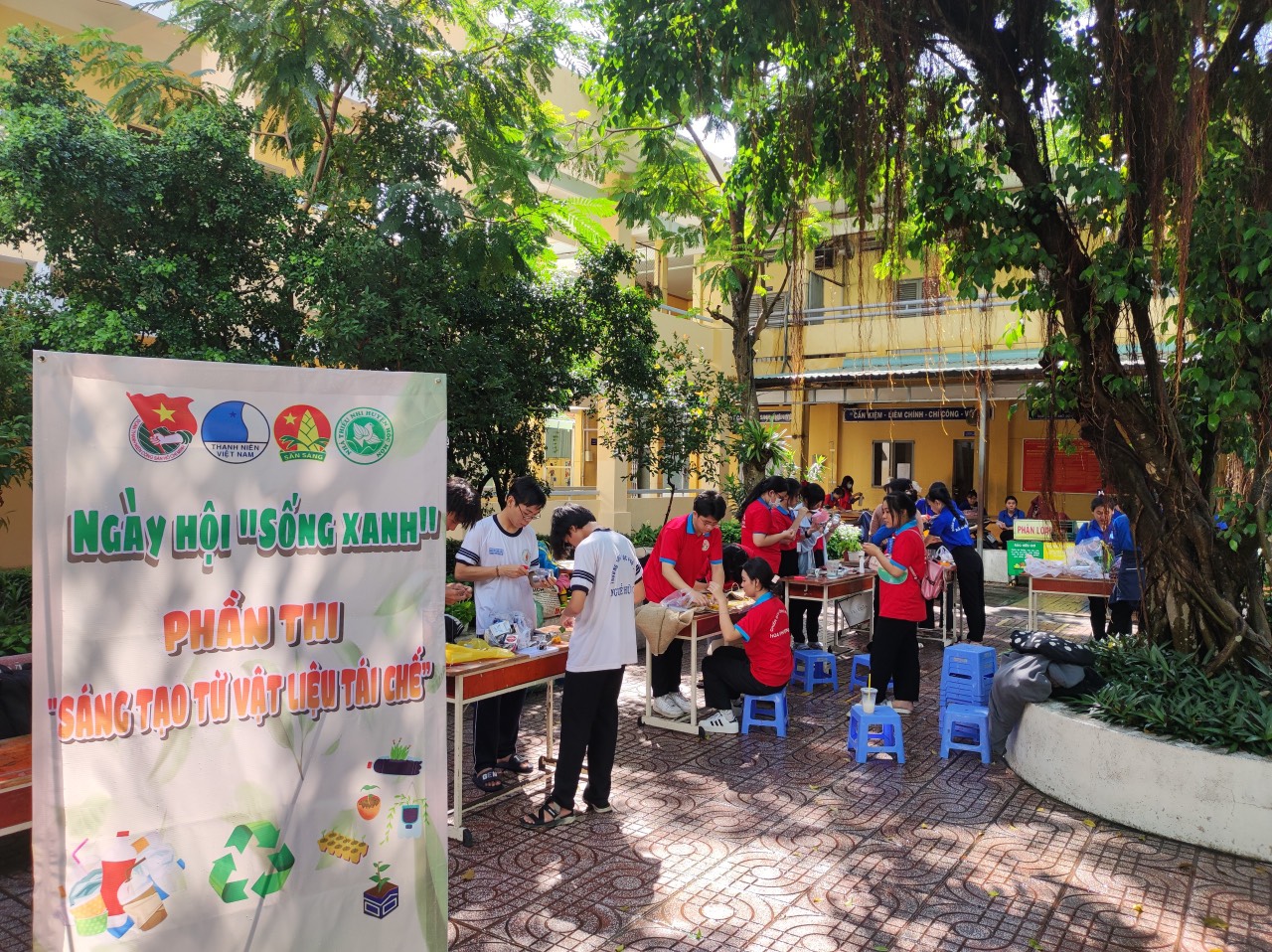 Học sinh l&agrave;m tuy&ecirc;n truyền vi&ecirc;n bảo vệ m&ocirc;i trường - Ảnh 5.