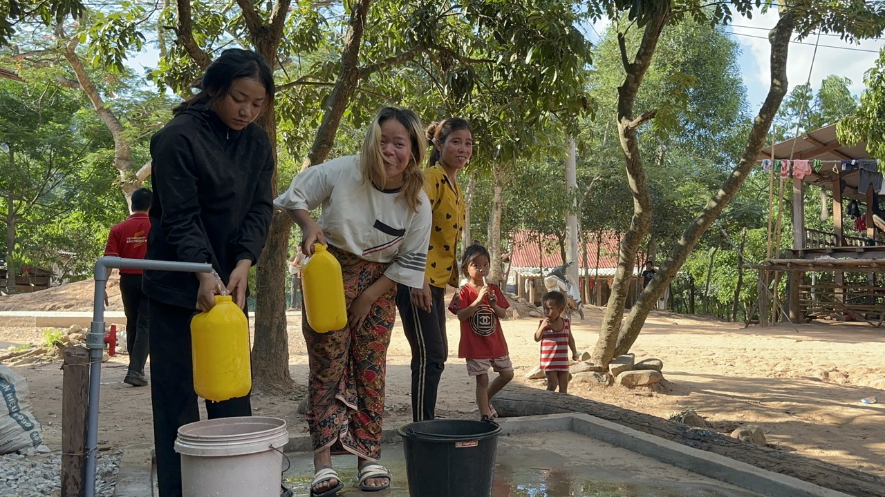 Trao giếng nước sạch v&agrave; thắp s&aacute;ng v&ugrave;ng bi&ecirc;n cho đồng b&agrave;o Ma Coong ở Quảng B&igrave;nh - Ảnh 3.