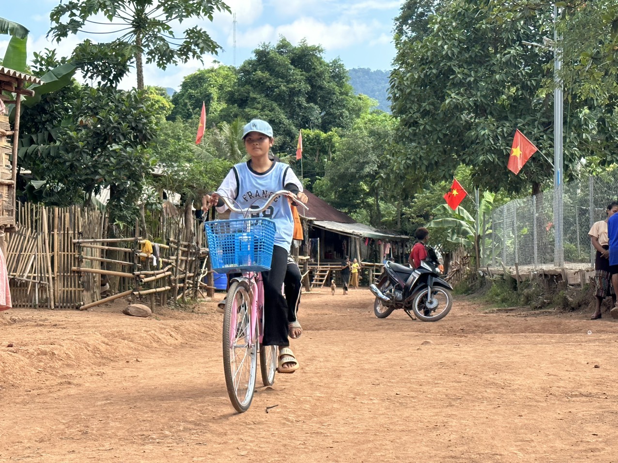 Trao giếng nước sạch v&agrave; thắp s&aacute;ng v&ugrave;ng bi&ecirc;n cho đồng b&agrave;o Ma Coong ở Quảng B&igrave;nh - Ảnh 4.