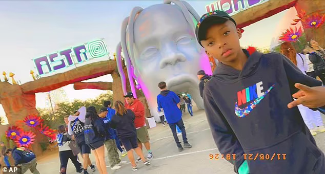 Travis Scott bị luật sư nạn nh&acirc;n giẫm đạp 9 tuổi chỉ tr&iacute;ch - Ảnh 2.