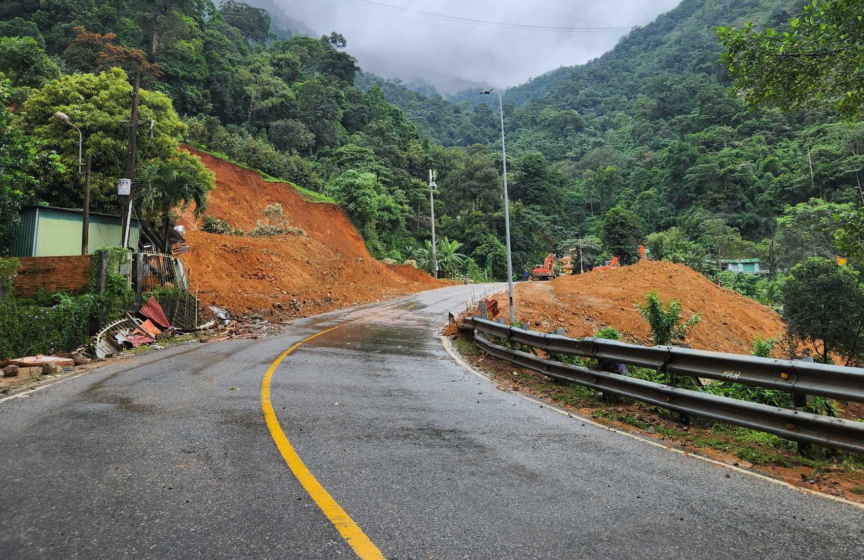 Thông xe đèo Bảo Lộc sau vụ sạt lở kinh hoàng
