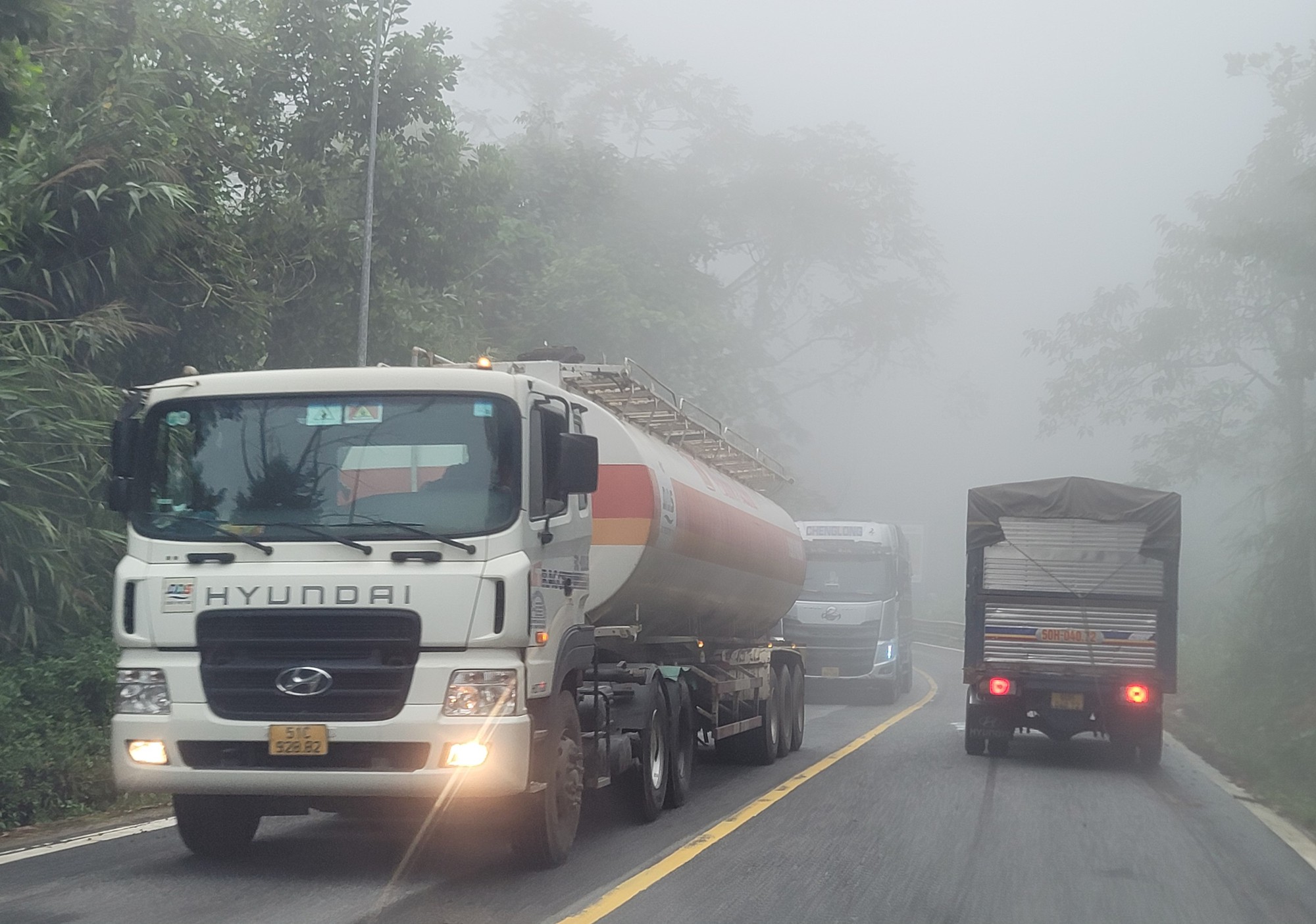 Xe nối nhau qua đèo Bảo Lộc trong ngày đầu thông tuyến sau sạt lở - Ảnh 8.