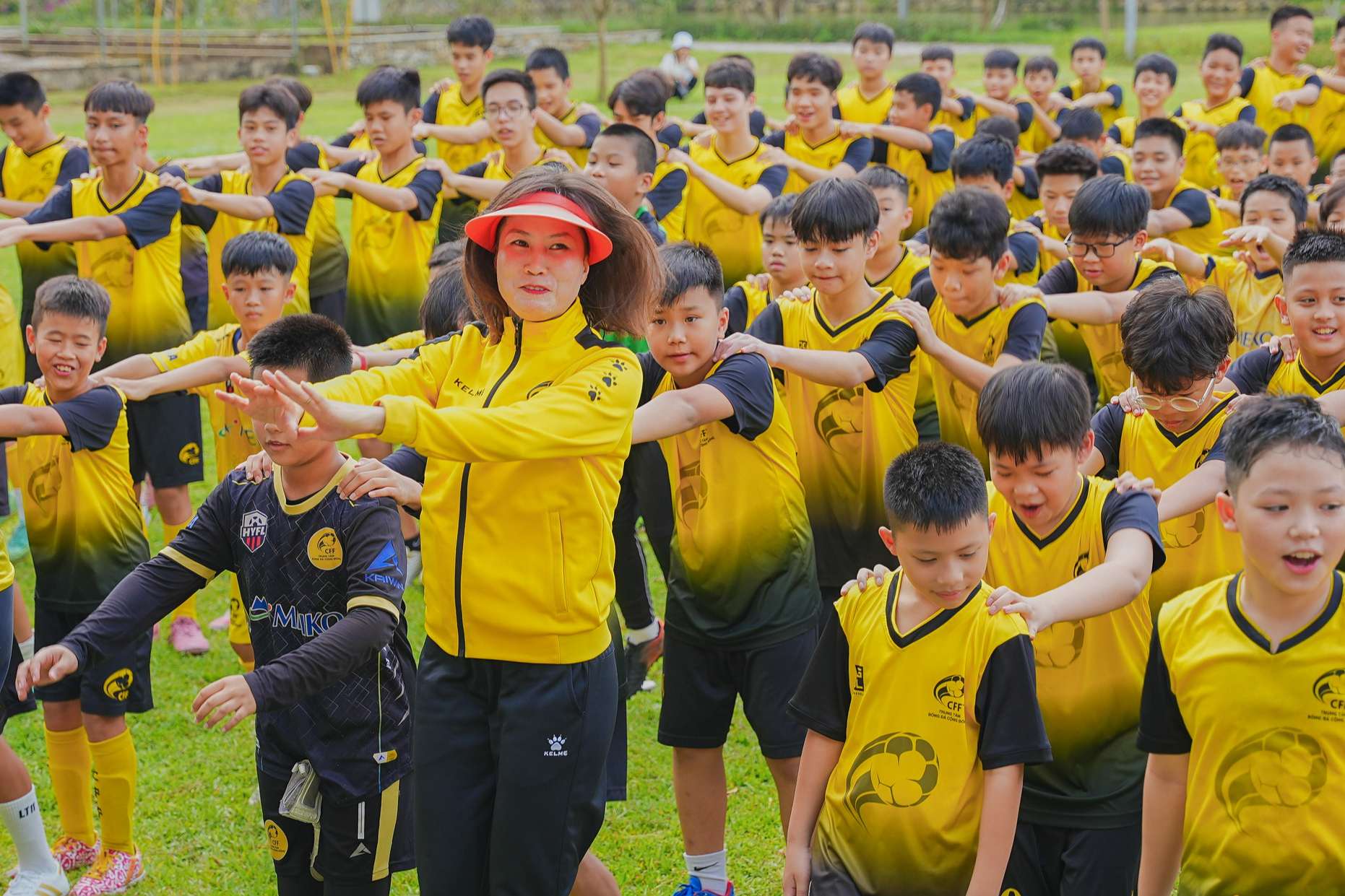 Cựu tuyển thủ Ngọc Ch&acirc;m tiếp đam m&ecirc; cho c&aacute;c nữ cầu thủ nh&iacute; - Ảnh 1.