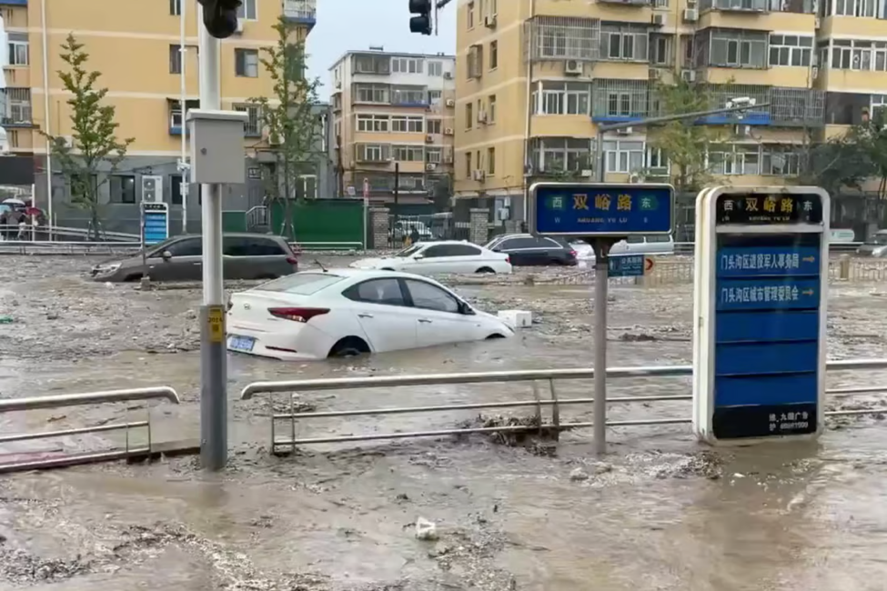 Mưa lũ khủng khiếp ở Bắc Kinh, hàng chục người chết và mất tích - Ảnh 1.