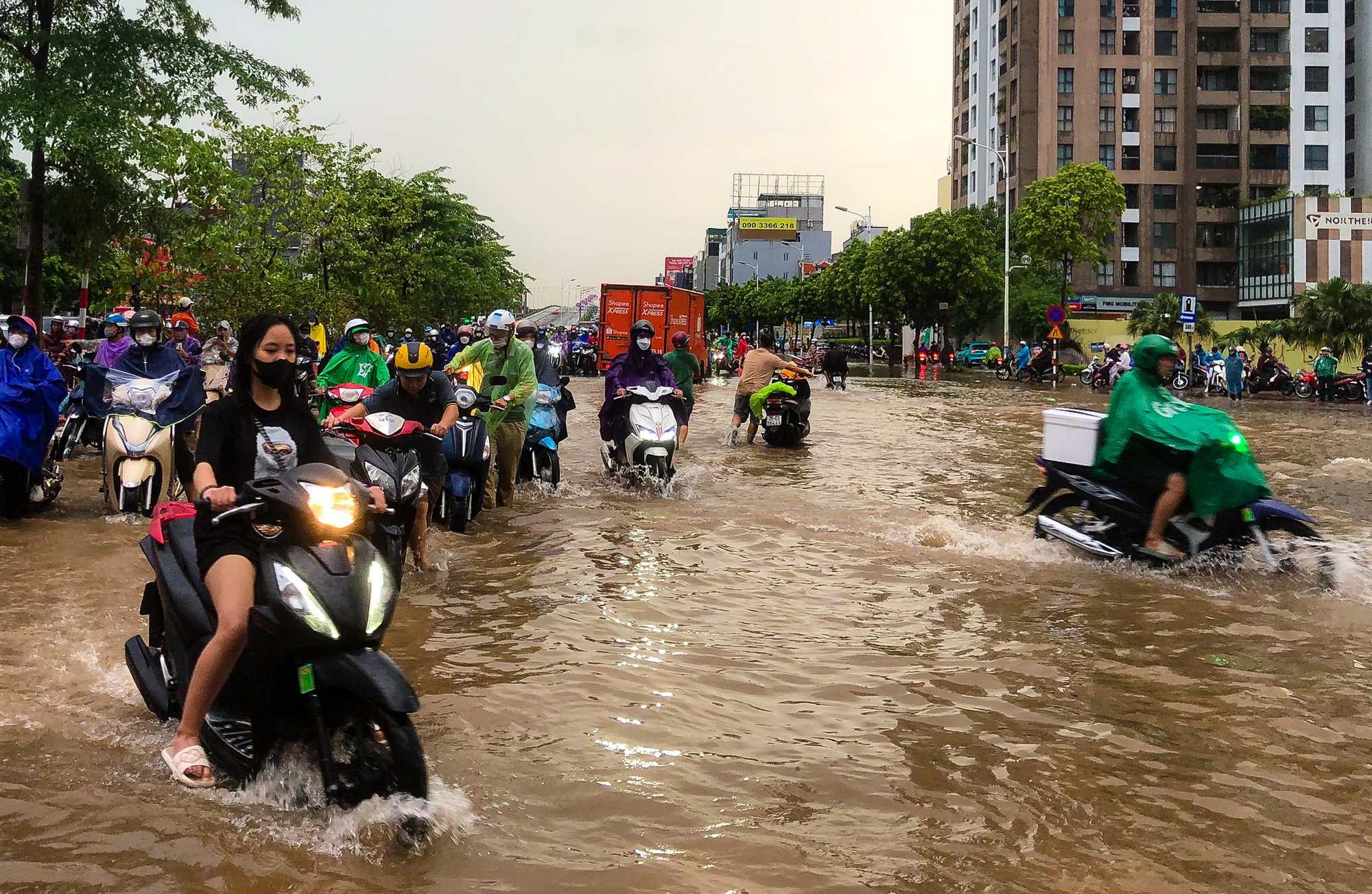 Đường phố thành sông, giao thông tê liệt trong trận mưa lớn - Ảnh 11.