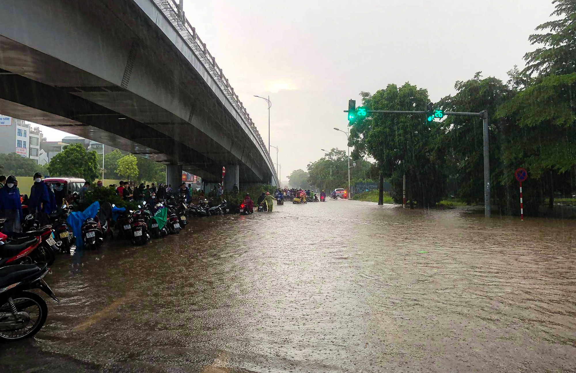 Đường phố thành sông, giao thông tê liệt trong trận mưa lớn - Ảnh 10.