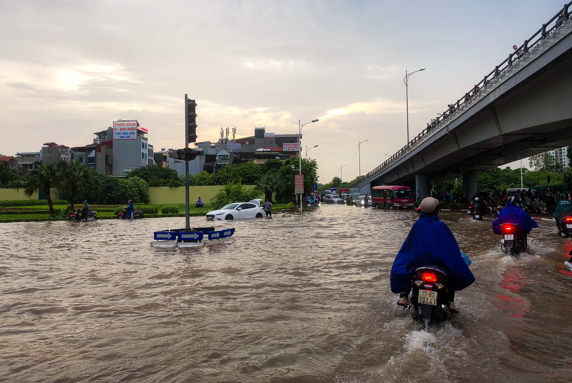 Đường phố thành sông, giao thông tê liệt trong trận mưa lớn - Ảnh 6.