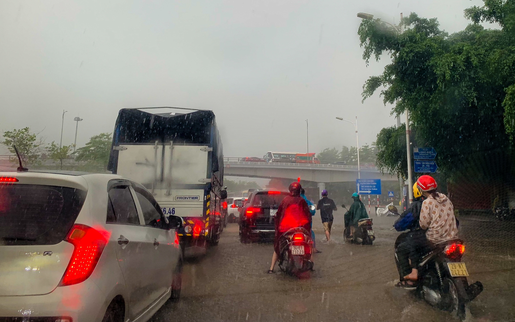 Đường phố thành sông, giao thông tê liệt trong trận mưa lớn - Ảnh 2.