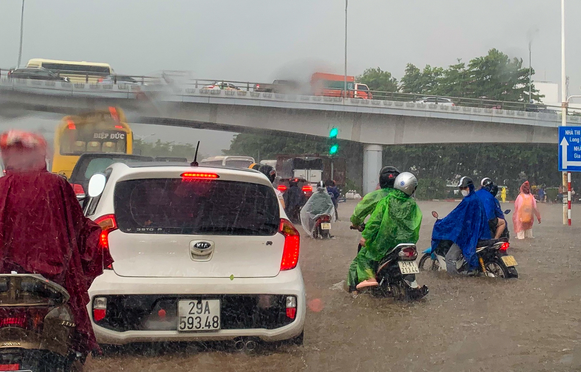 Đường phố thành sông, giao thông tê liệt trong trận mưa lớn - Ảnh 5.