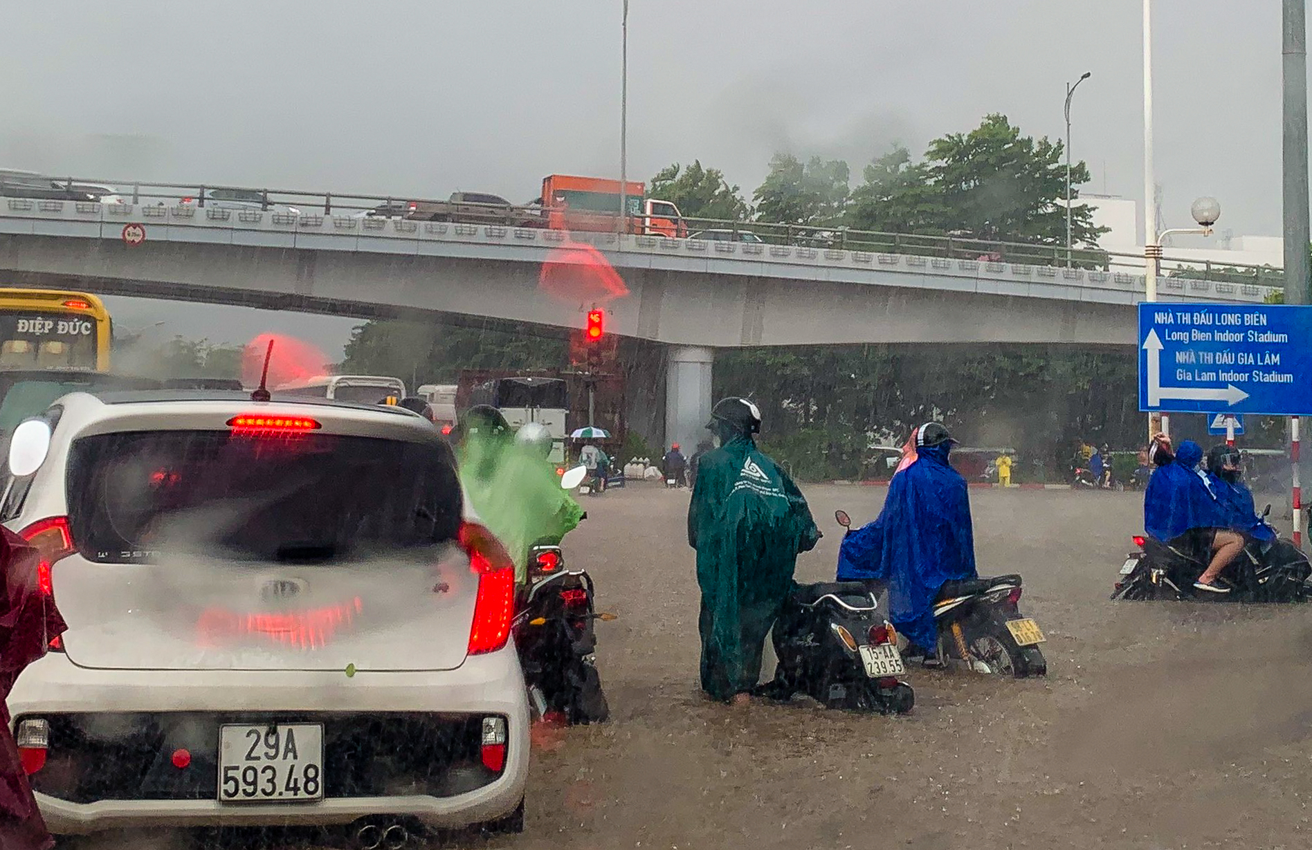 Đường phố thành sông, giao thông tê liệt trong trận mưa lớn - Ảnh 3.