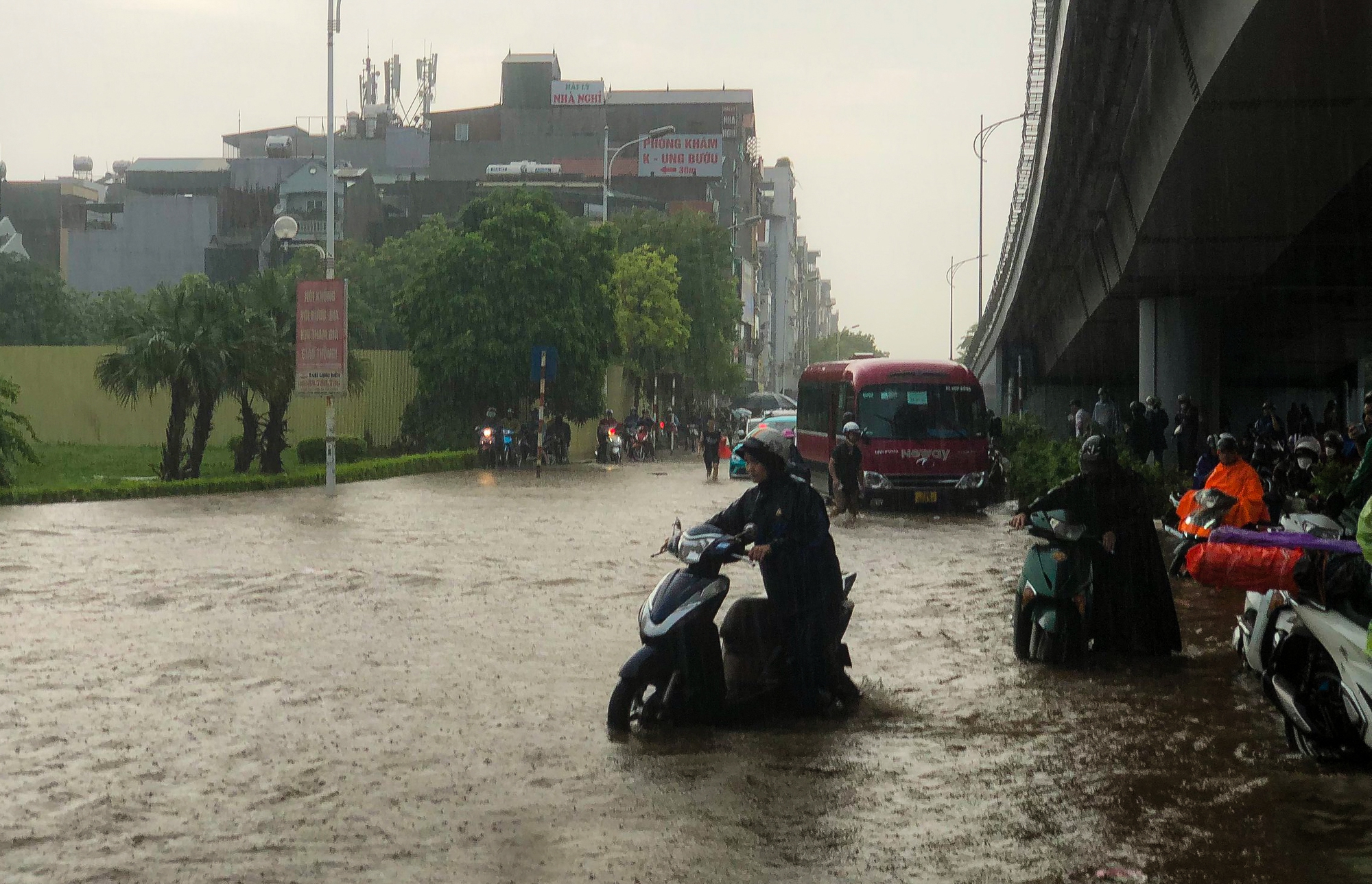 Đường phố thành sông, giao thông tê liệt trong trận mưa lớn - Ảnh 7.