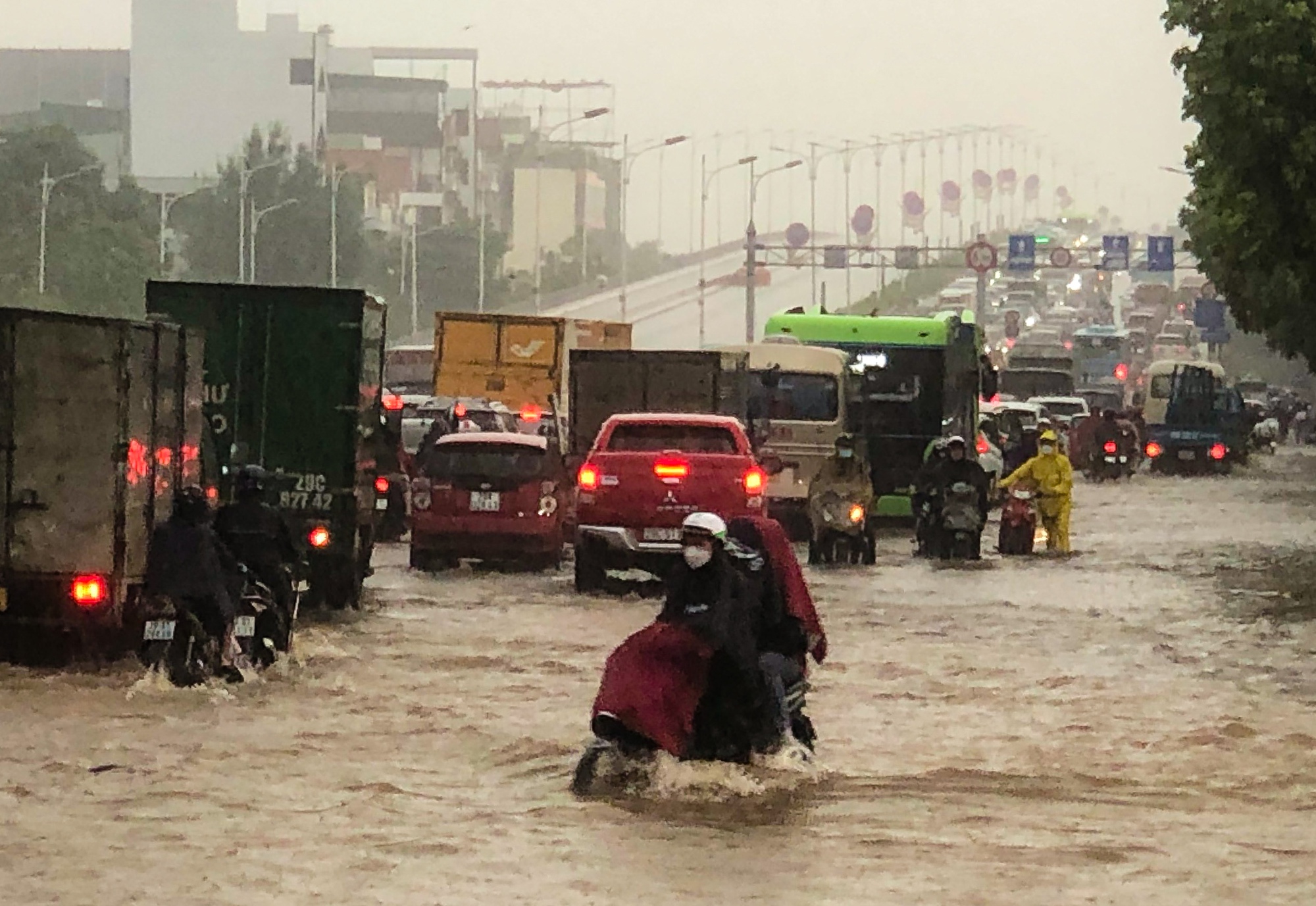 Đường phố thành sông, giao thông tê liệt trong trận mưa lớn