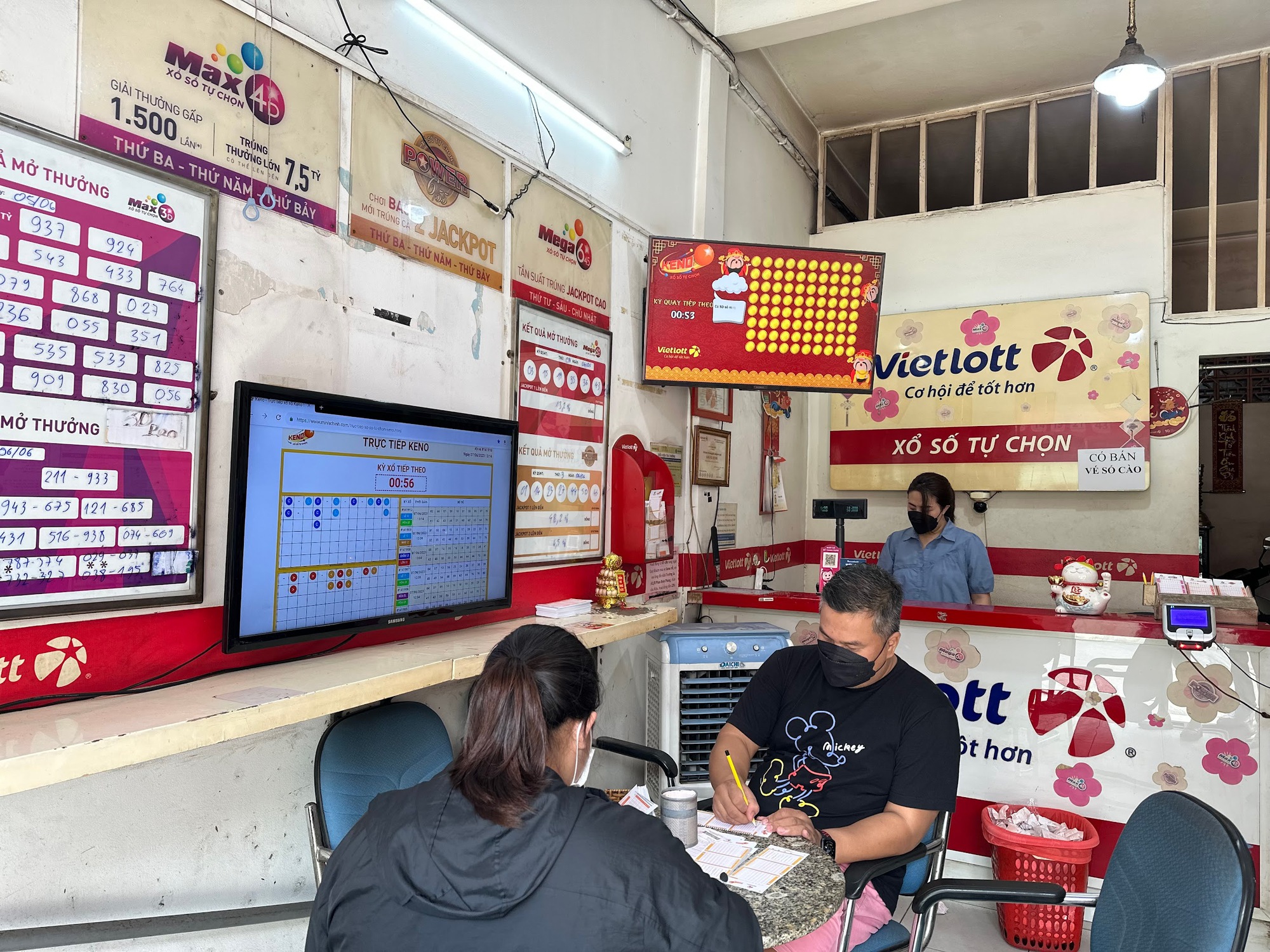 &Ocirc;ng chủ điểm b&aacute;n Vietlott nổ Jackpot 9 lần khiến người chơi đua nhau &ldquo;xin v&iacute;a&rdquo; - Ảnh 3.