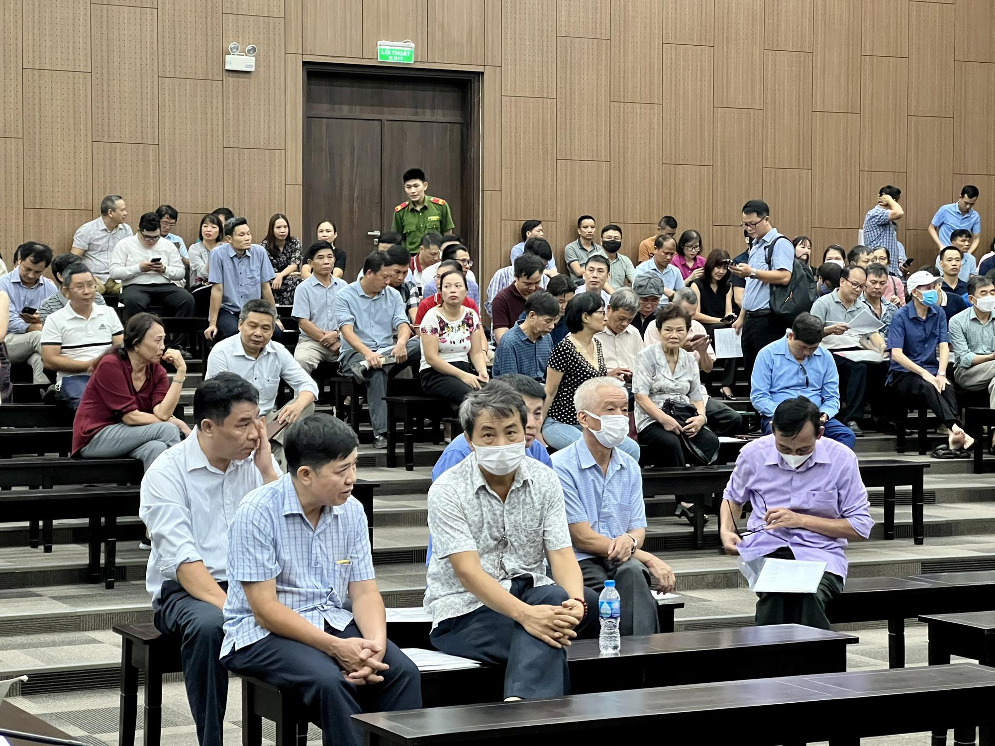 Chủ tịch Tập đo&agrave;n Mường Thanh L&ecirc; Thanh Thản mặc &aacute;o kẻ ca r&ocirc; tới t&ograve;a - Ảnh 3.