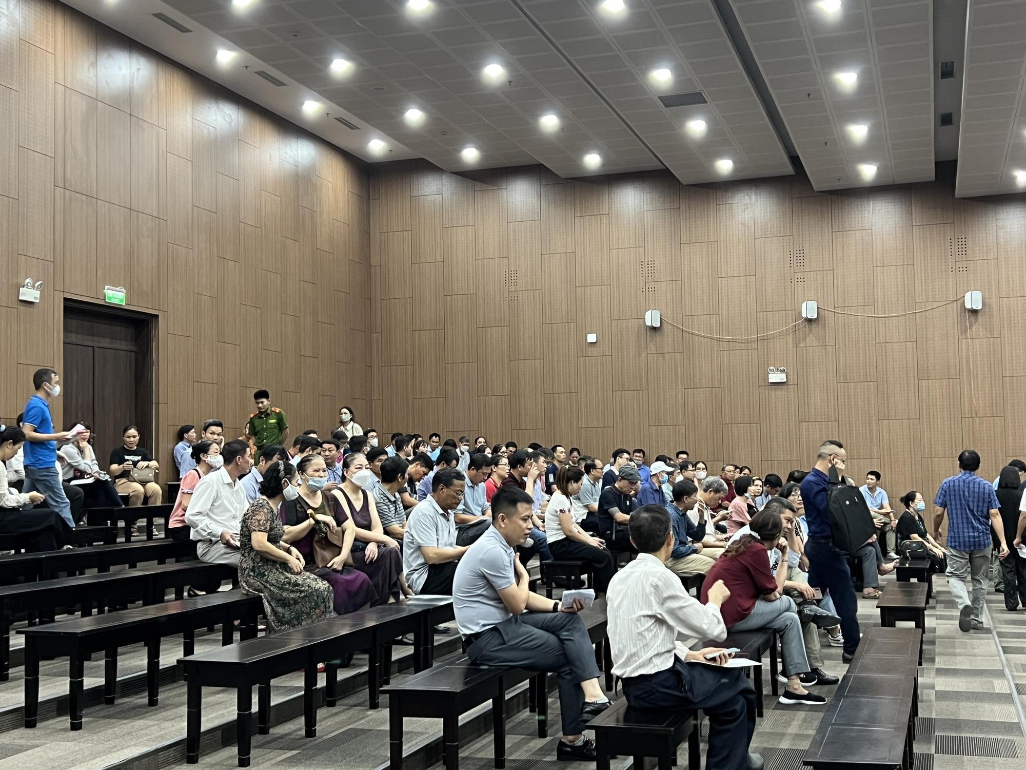 Chủ tịch Tập đo&agrave;n Mường Thanh L&ecirc; Thanh Thản mặc &aacute;o kẻ ca r&ocirc; tới t&ograve;a - Ảnh 6.