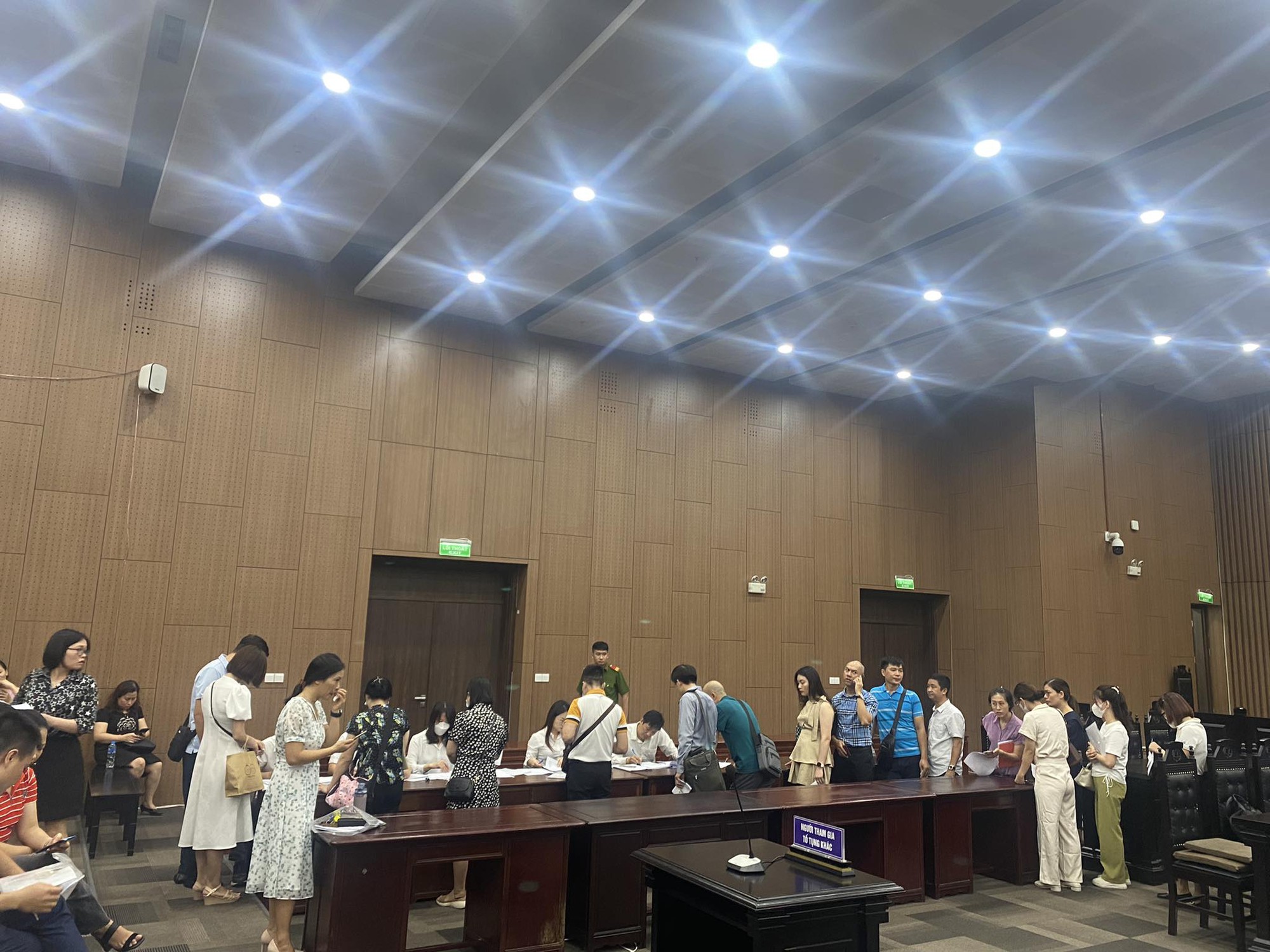 Chủ tịch Tập đo&agrave;n Mường Thanh L&ecirc; Thanh Thản mặc &aacute;o kẻ ca r&ocirc; tới t&ograve;a - Ảnh 4.