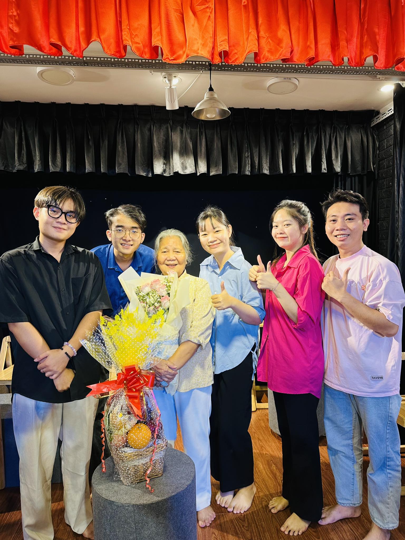 NSƯT L&ecirc; Thiện thử lửa d&agrave;n diễn vi&ecirc;n trẻ X&oacute;m kịch - Ảnh 2.
