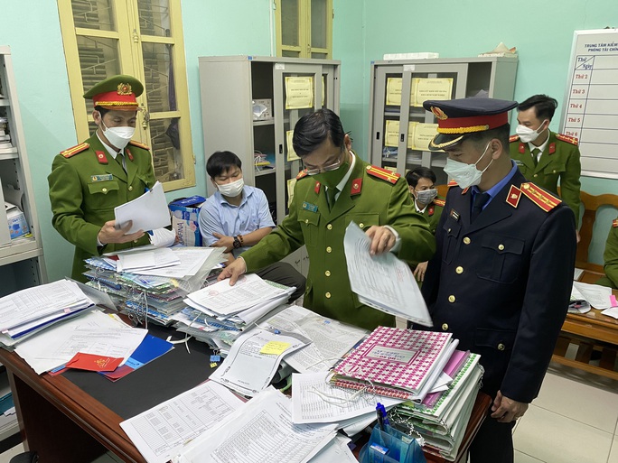 Tái bố trí công việc cho nguyên giám đốc và kế toán trưởng CDC Thừa Thiên - Huế có đúng luật?