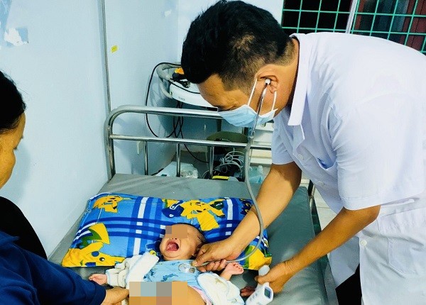 Bé gái 4 tháng tuổi ở Quảng Bình bị mẹ bỏ rơi trong đêm