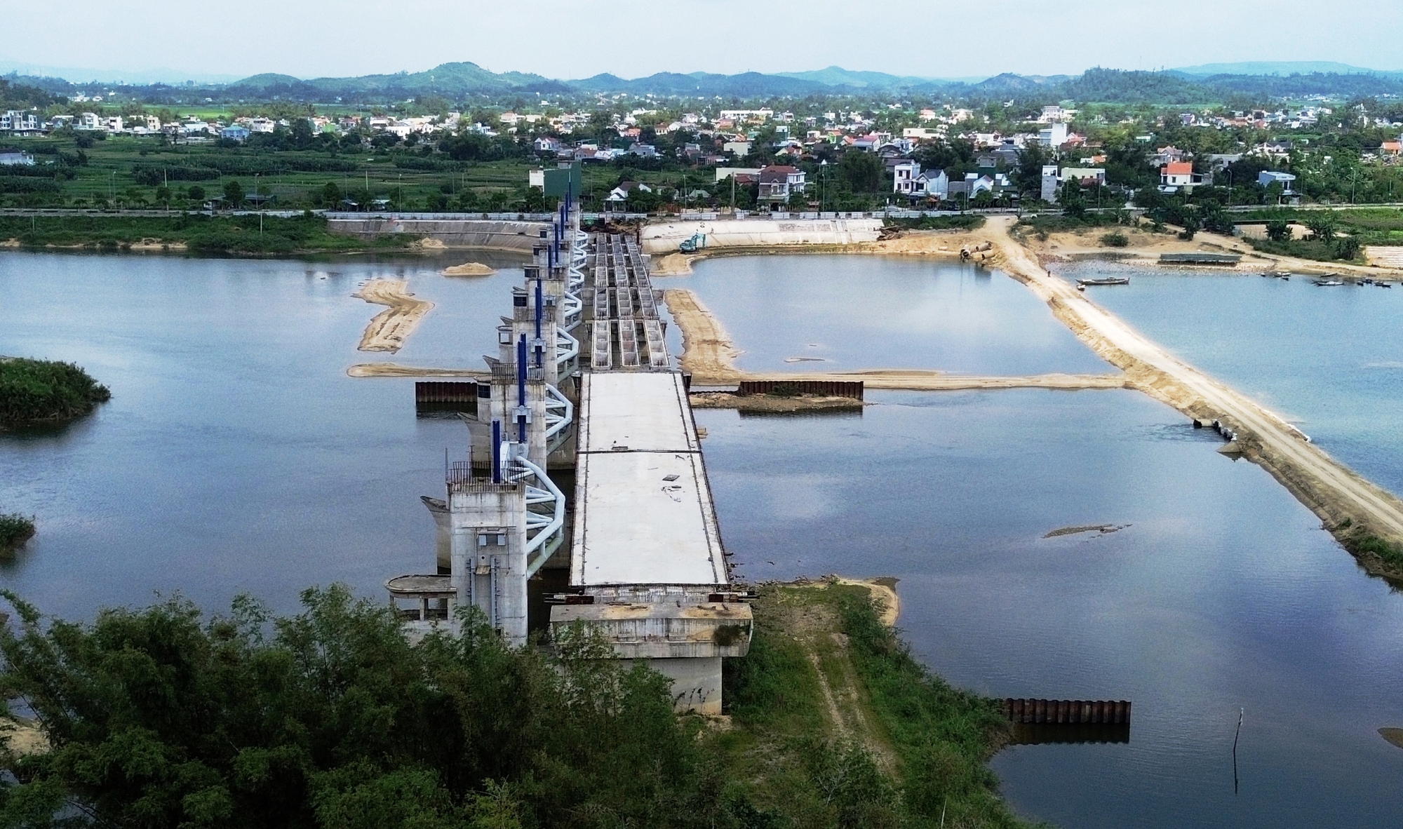 Chủ đầu tư n&oacute;i g&igrave; về t&igrave;nh trạng khai th&aacute;c c&aacute;t tr&aacute;i ph&eacute;p ở c&ocirc;ng tr&igrave;nh ng&agrave;n tỉ ? - Ảnh 4.
