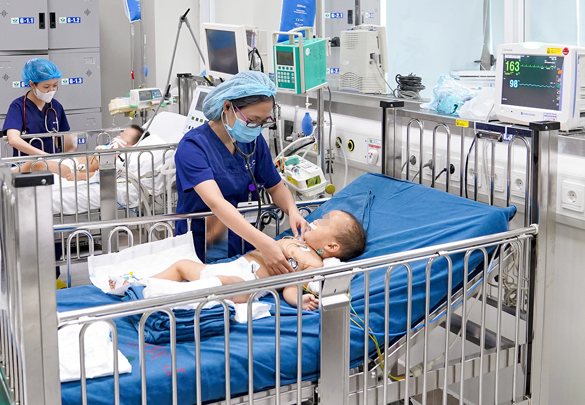Bé trai 3 tuổi bị rắn sọc đen trắng cắn khi ngủ dưới nền nhà