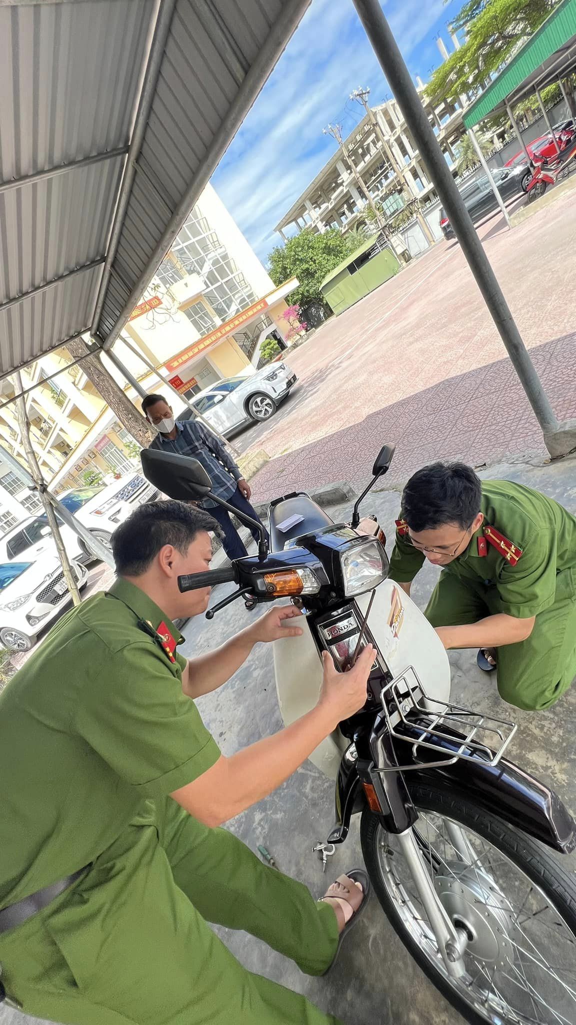 T&igrave;nh tiết mới vụ 2 người c&ugrave;ng khẳng định l&agrave; chủ nh&acirc;n biển số xe tứ qu&iacute; 8888 - Ảnh 2.