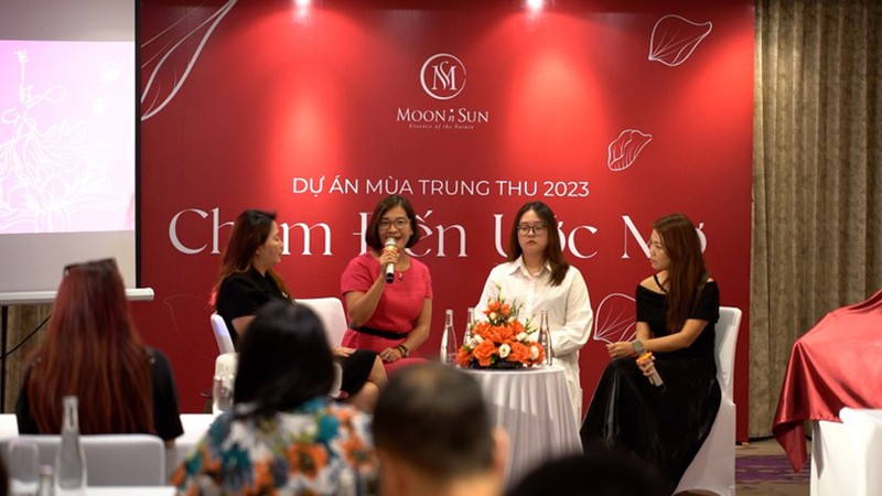 Tinh hoa ẩm thực Việt kết hợp với vẻ đẹp của sơn m&agrave;i, gốm sứ - Ảnh 4.