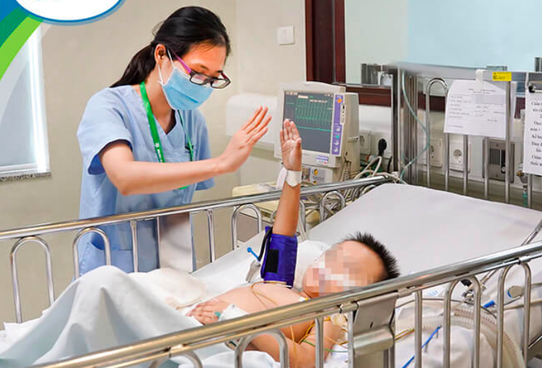 B&eacute; trai 3 tuổi bị rắn cắn khi ngủ dưới nền nh&agrave; - Ảnh 1.