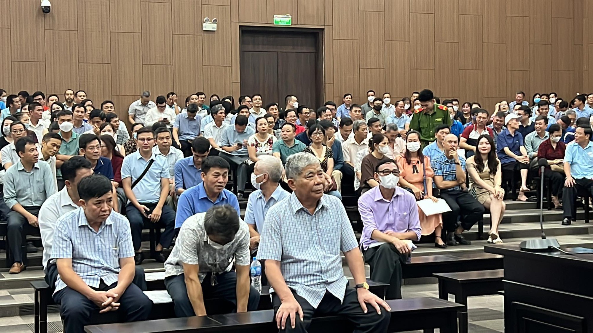 Chủ tịch Tập đo&agrave;n Mường Thanh L&ecirc; Thanh Thản mặc &aacute;o kẻ ca r&ocirc; tới t&ograve;a - Ảnh 1.