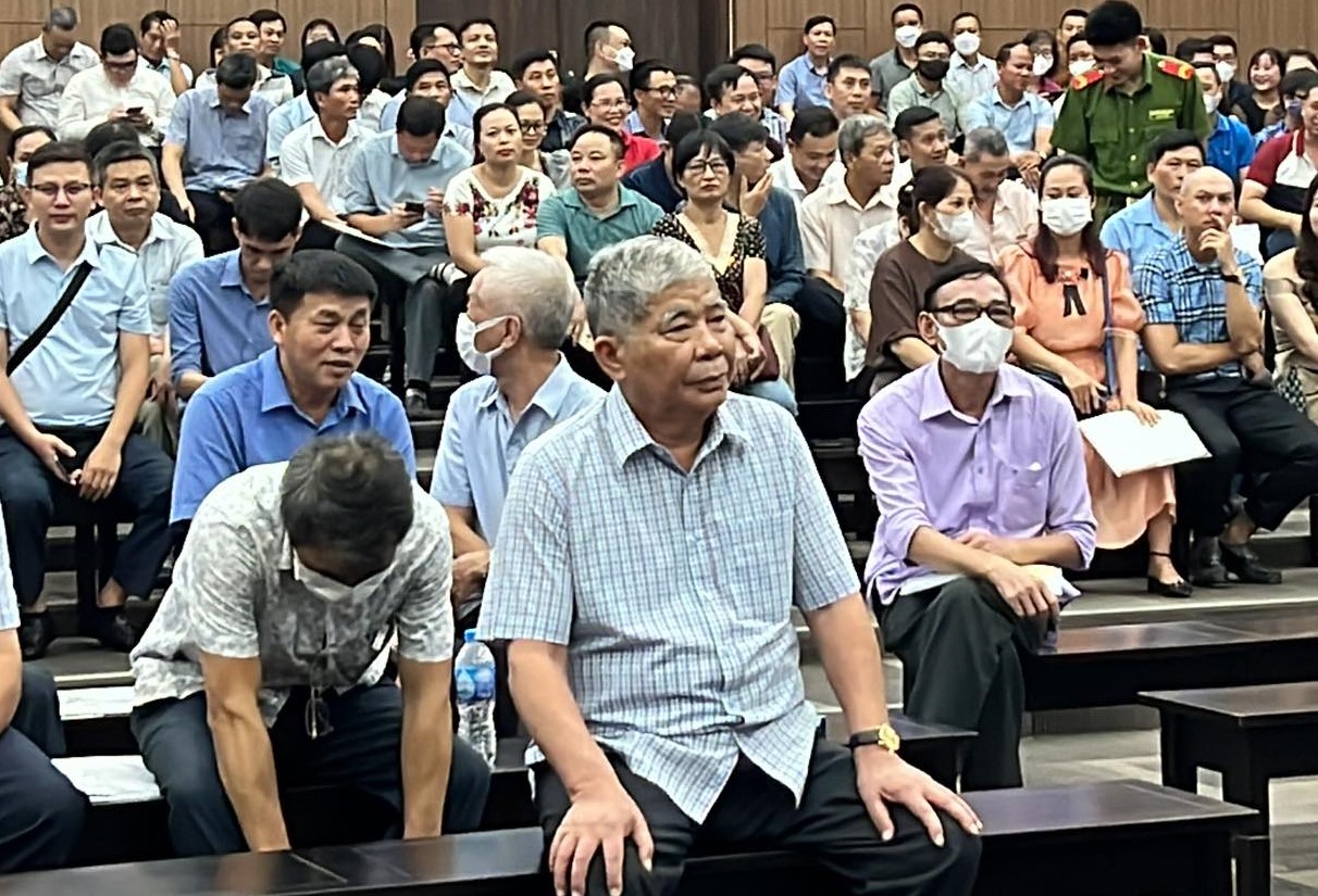 Chủ tịch Tập đoàn Mường Thanh Lê Thanh Thản mặc áo kẻ ca rô tới tòa