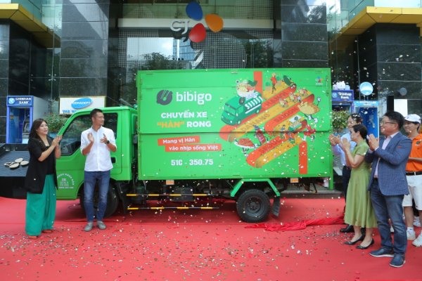 Giới trẻ Việt Nam hào hứng với chuyến xe "Hàn" rong