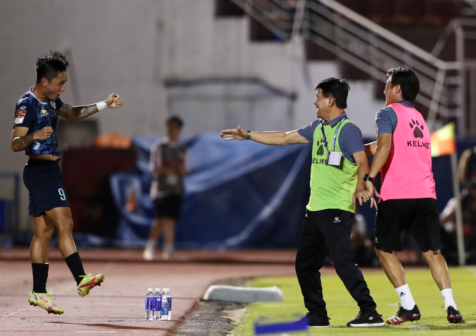 Trụ hạng th&agrave;nh c&ocirc;ng, HLV Vũ Tiến Th&agrave;nh thừa nhận CLB TP HCM yếu nhất V-League - Ảnh 3.