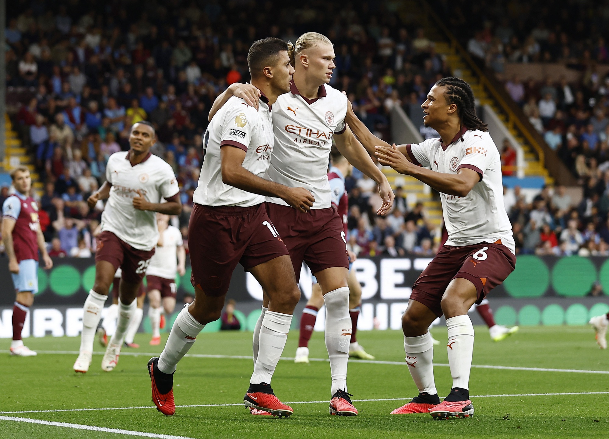 Haaland lập cú đúp, Man City thắng dễ tân binh Burnley ngày khai mạc Ngoại hạng