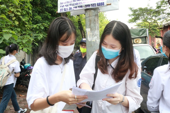 Hai mặt của học phí