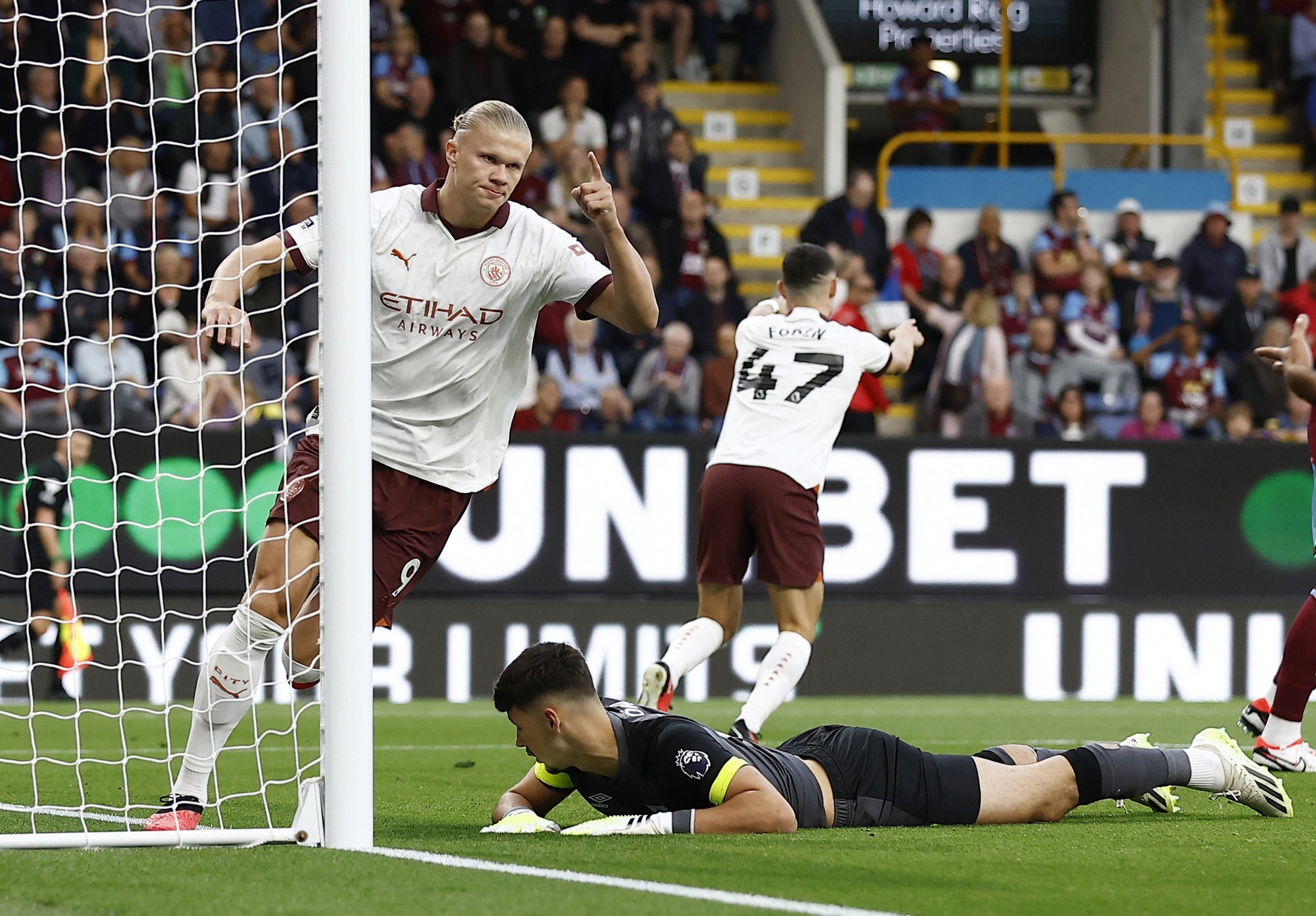 Haaland lập cú đúp, Man City thắng dễ tân binh Burnley ngày khai mạc Ngoại hạng - Ảnh 1.