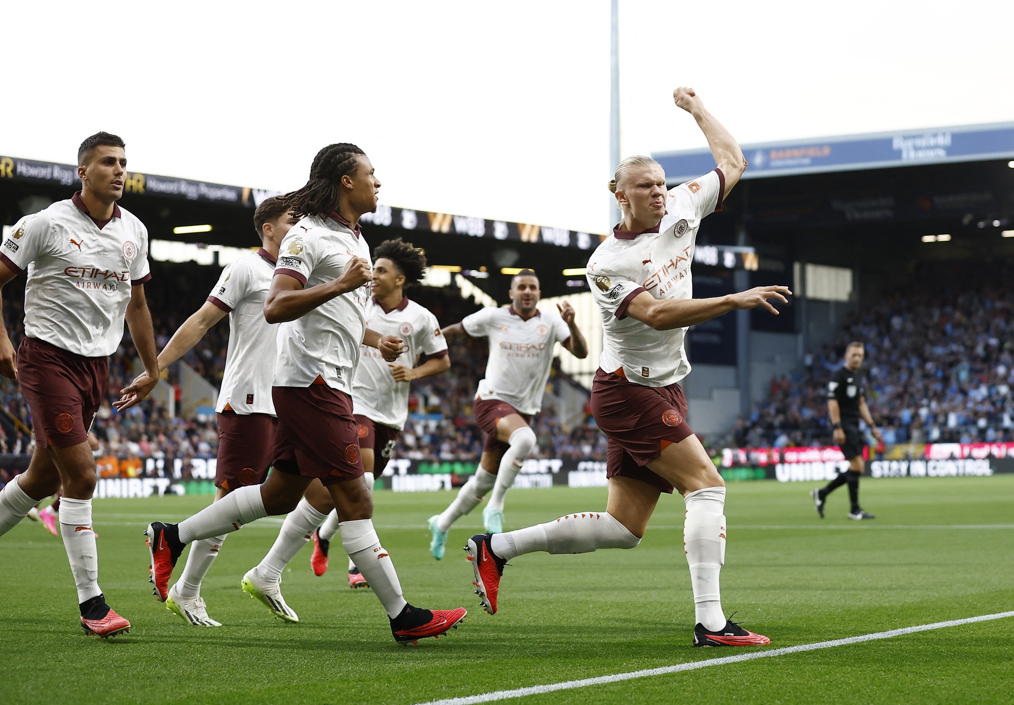Haaland lập cú đúp, Man City thắng dễ tân binh Burnley ngày khai mạc Ngoại hạng - Ảnh 2.