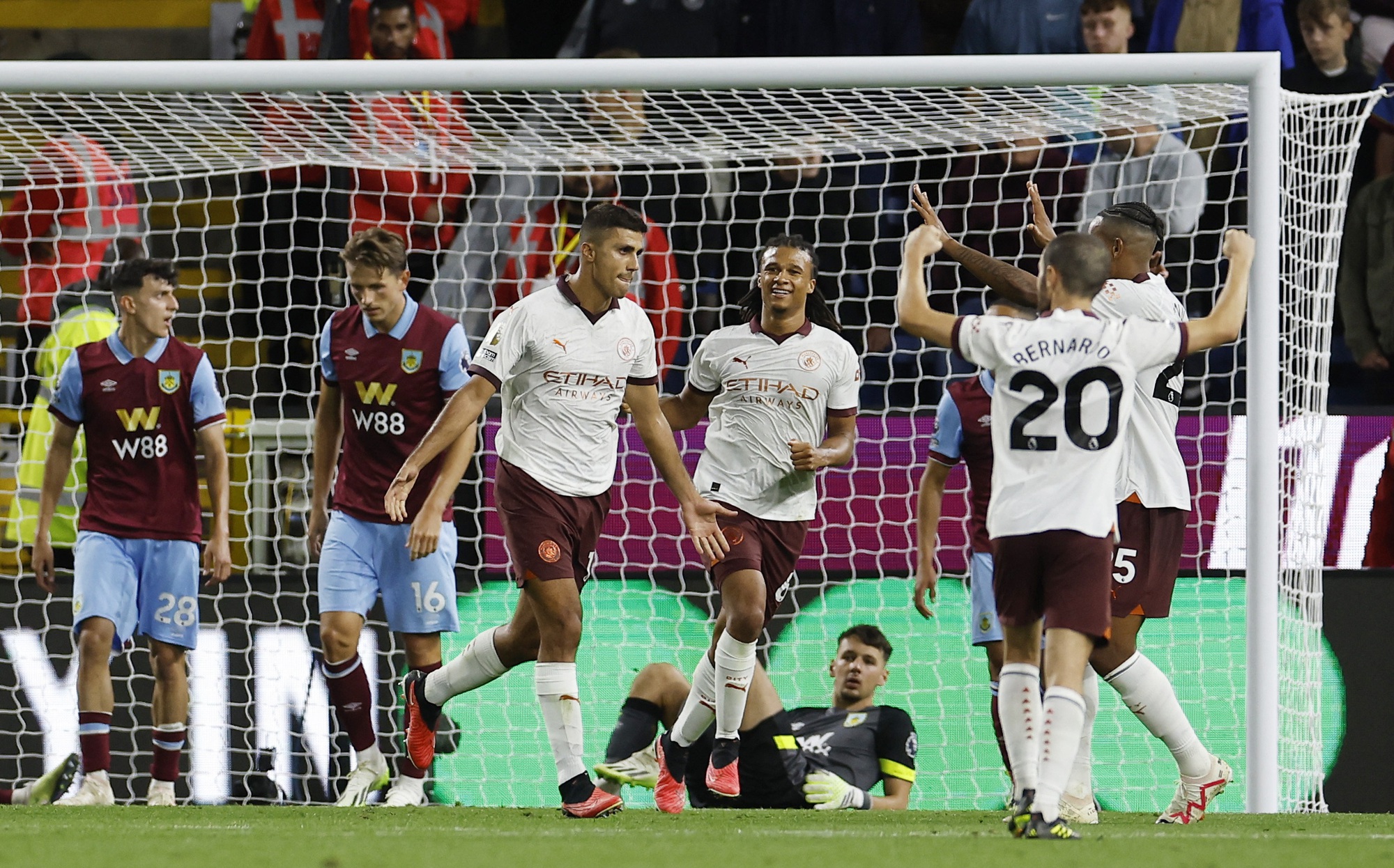 Haaland lập cú đúp, Man City thắng dễ tân binh Burnley ngày khai mạc Ngoại hạng - Ảnh 7.