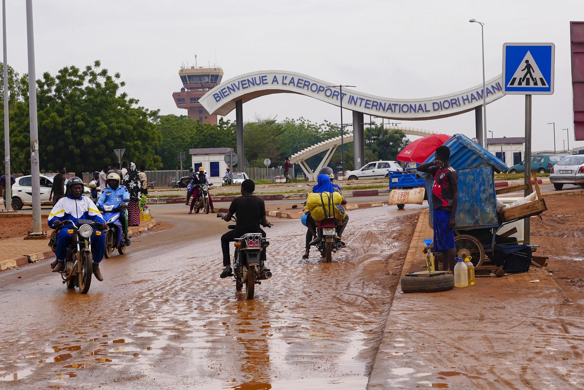 Phe đảo chính Niger dọa giết tổng thống nếu bị can thiệp quân sự - Ảnh 1.