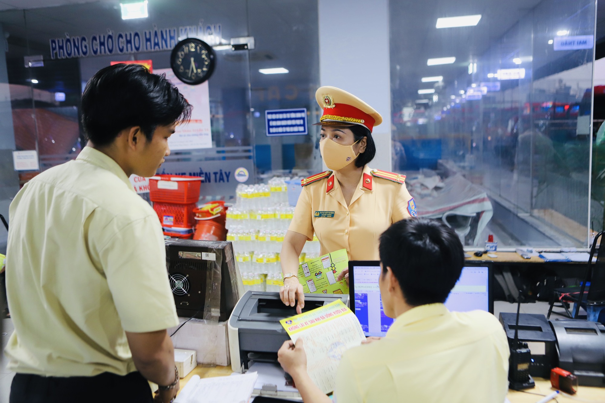 Cận cảnh liên ngành kiểm tra Bến xe miền Tây lúc 4 giờ sáng - Ảnh 7.