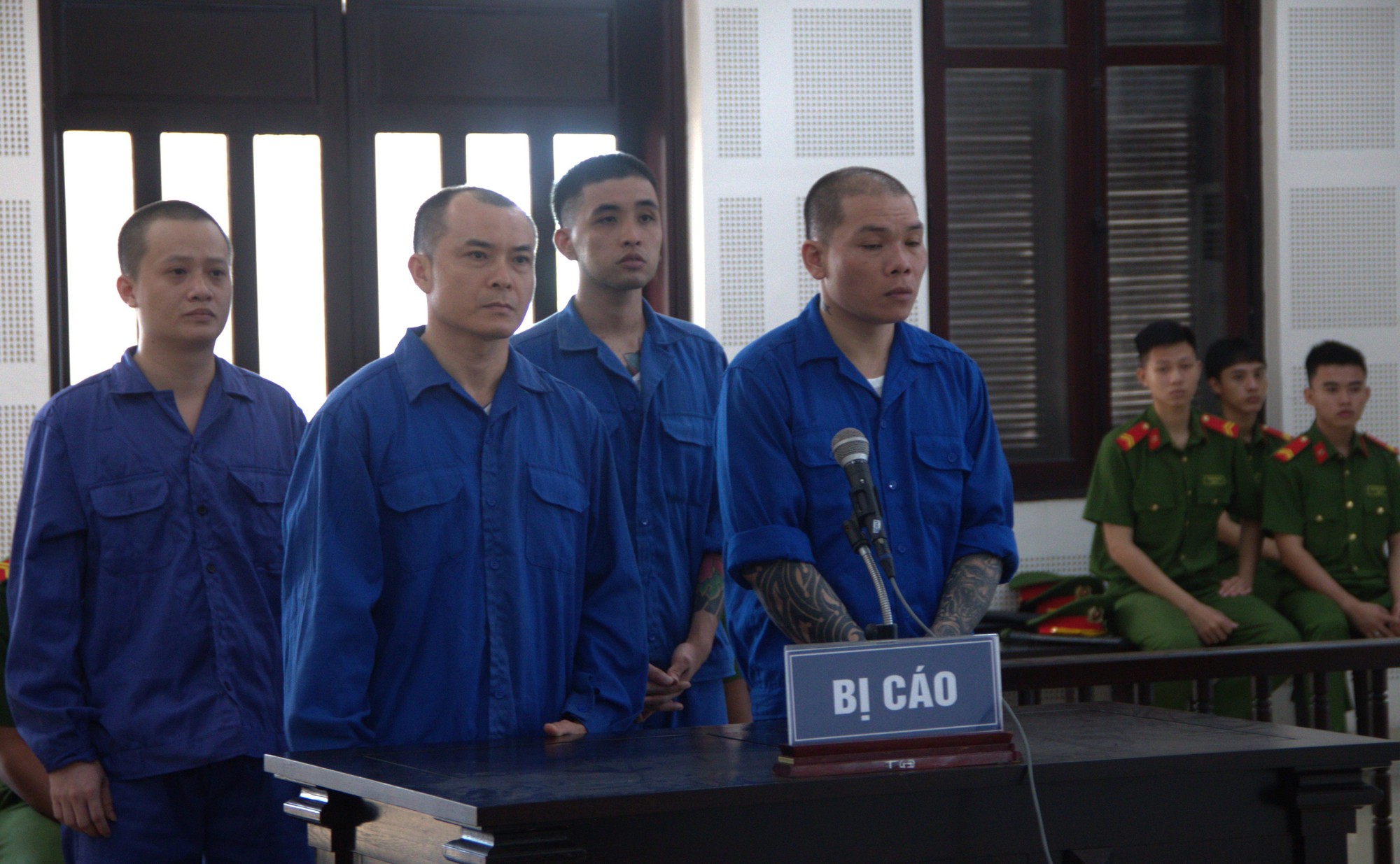 Tranh bàn trong quán bar, nhóm dân chơi lĩnh án tù - Ảnh 1.