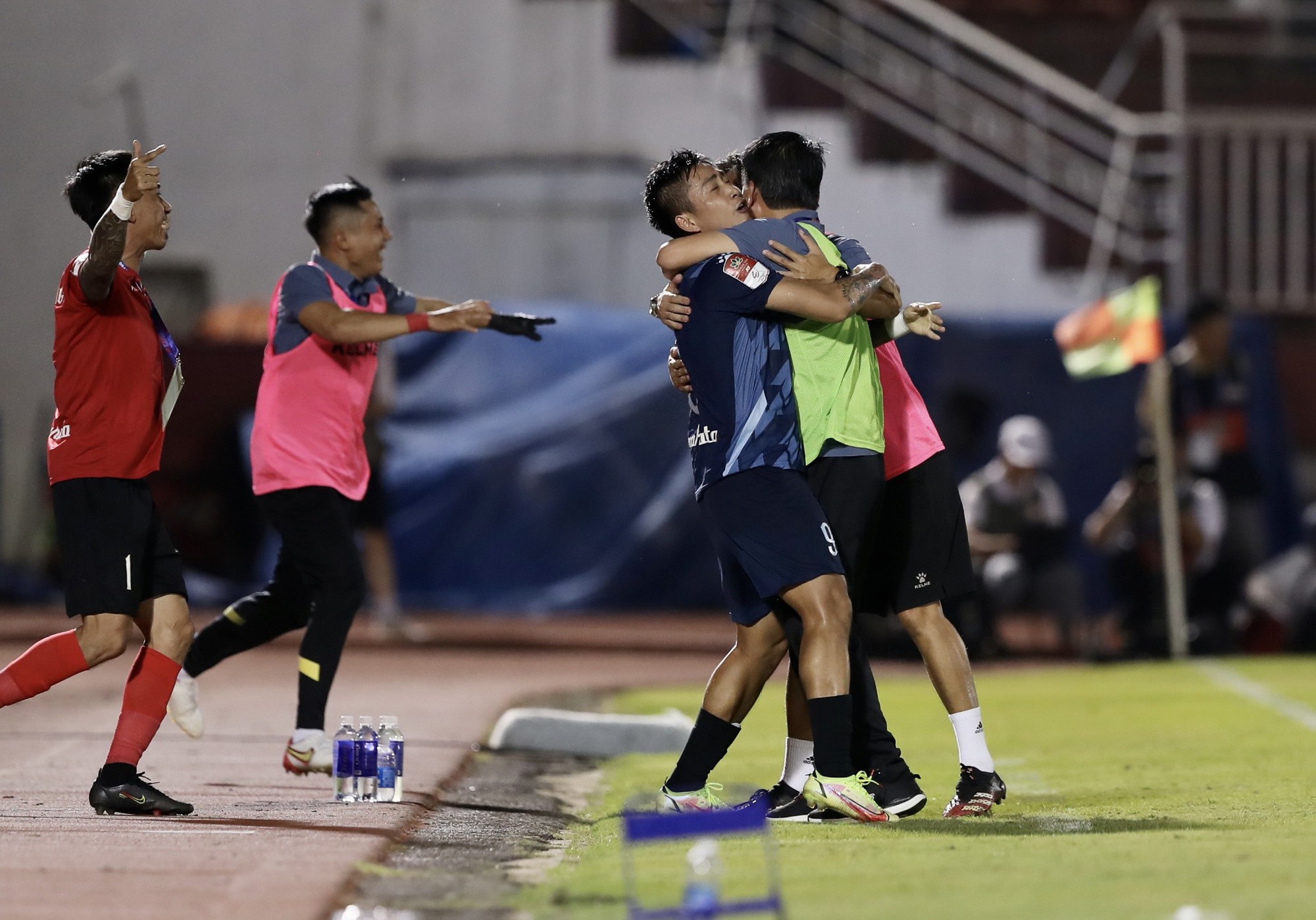 Trụ hạng th&agrave;nh c&ocirc;ng, HLV Vũ Tiến Th&agrave;nh thừa nhận CLB TP HCM yếu nhất V-League - Ảnh 4.