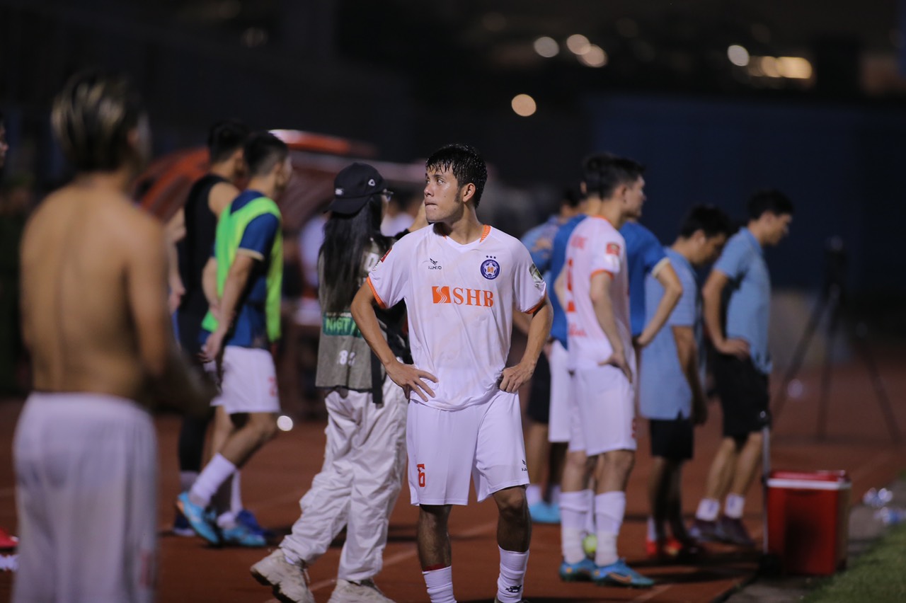 Trụ hạng th&agrave;nh c&ocirc;ng, HLV Vũ Tiến Th&agrave;nh thừa nhận CLB TP HCM yếu nhất V-League - Ảnh 8.