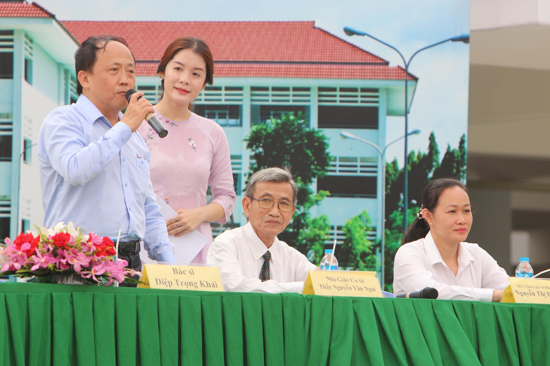 Giao lưu quan điểm sống với học sinh: Không có nghề nào tầm thường! - Ảnh 5.