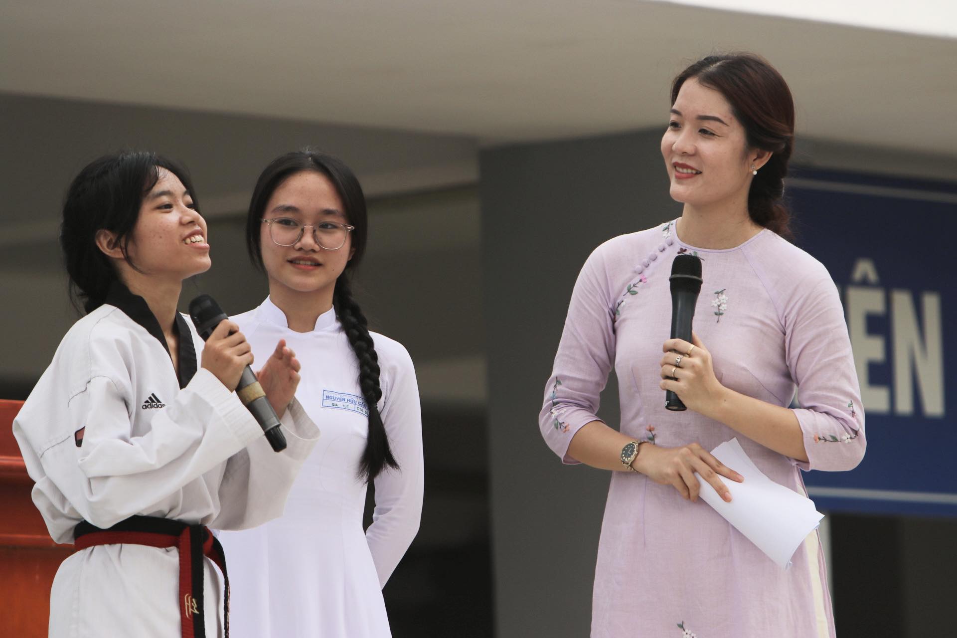 Giao lưu quan điểm sống với học sinh: Không có nghề nào tầm thường!