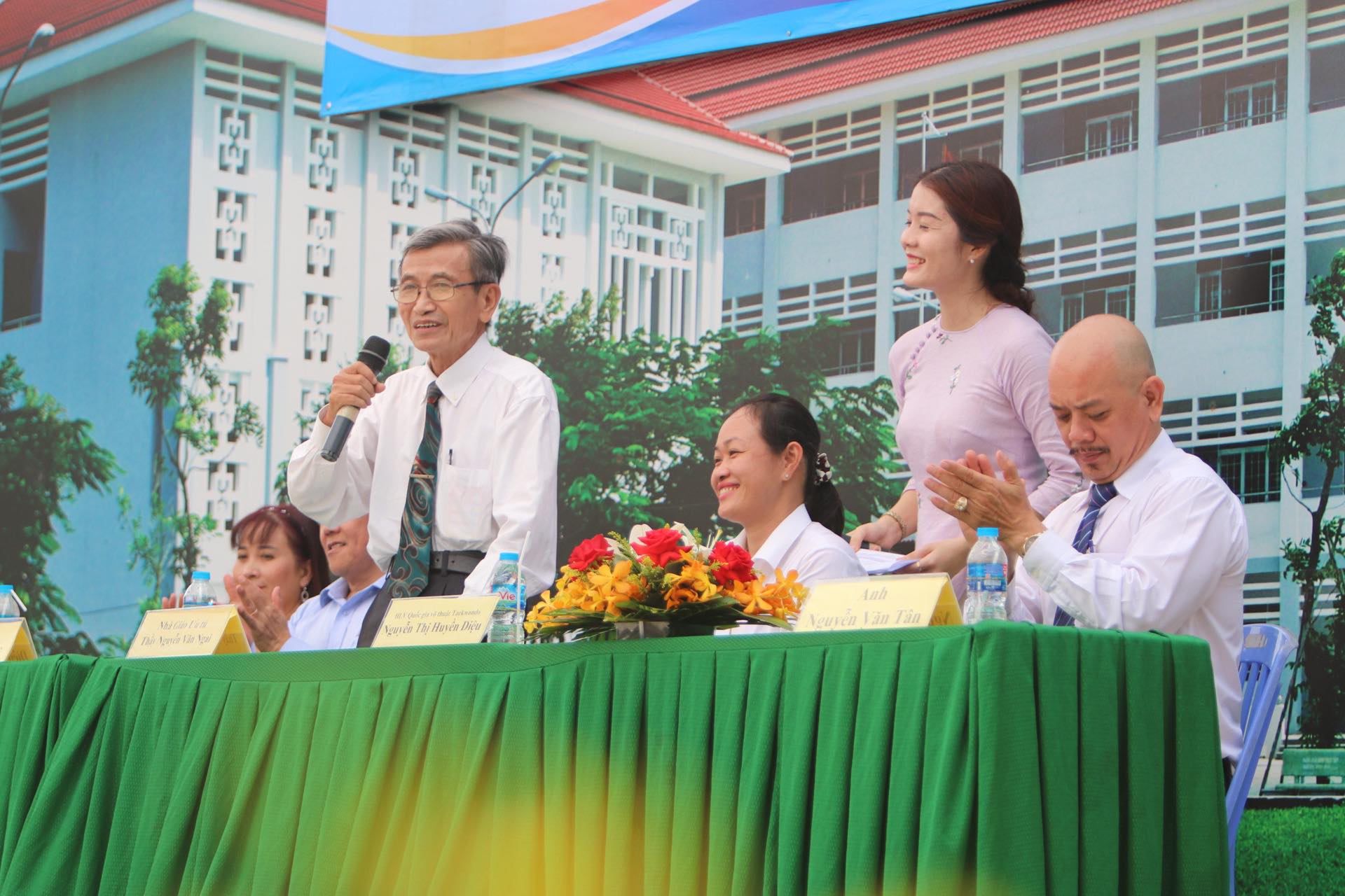 Giao lưu quan điểm sống với học sinh: Không có nghề nào tầm thường! - Ảnh 2.